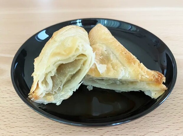 『７プレミアム　三角おさつパイ　２個入』の写真（撮影：grape編集部）