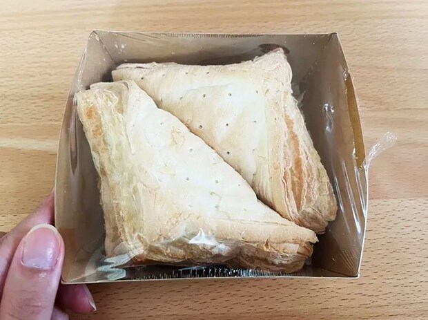 『７プレミアム　三角おさつパイ　２個入』の写真（撮影：grape編集部）