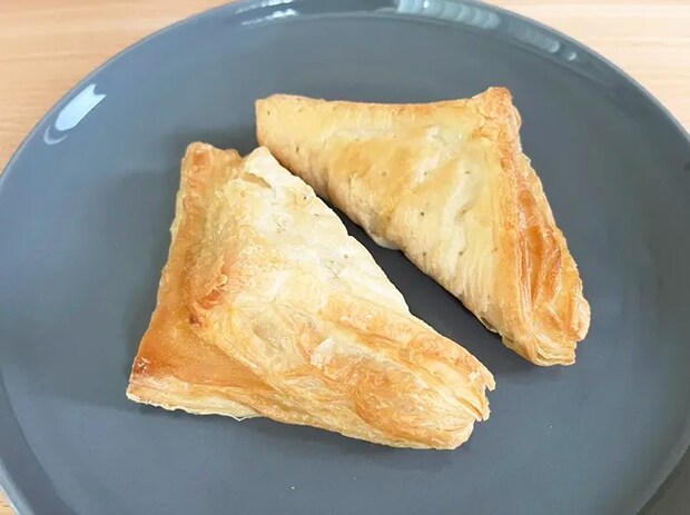 『７プレミアム　三角おさつパイ　２個入』の写真（撮影：grape編集部）