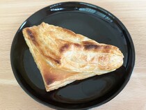 食べた瞬間に秋がきた…　セブンの冷凍『三角おさつパイ』がまるで焼き立てのクオリティ！