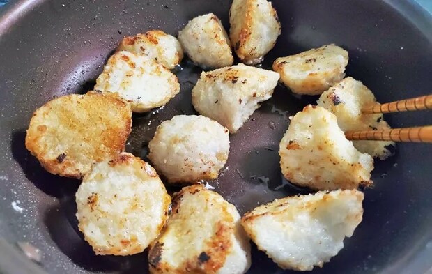 『フライド里芋』を作る写真（撮影：エニママ）