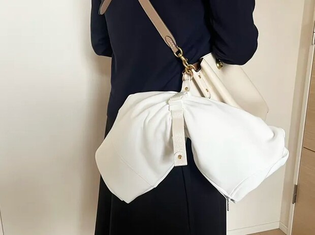 スリーコインズ『ジャケットホルダー』の写真（撮影：grape編集部）