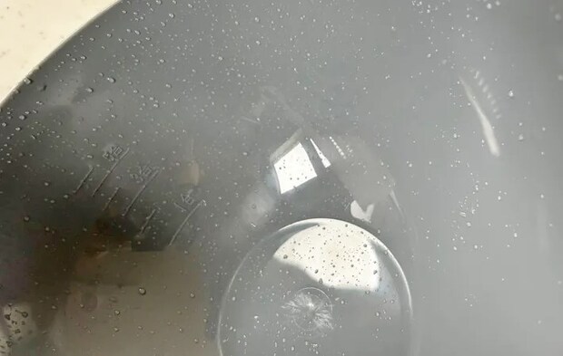 ざるとボウルで野菜の水切りをする写真