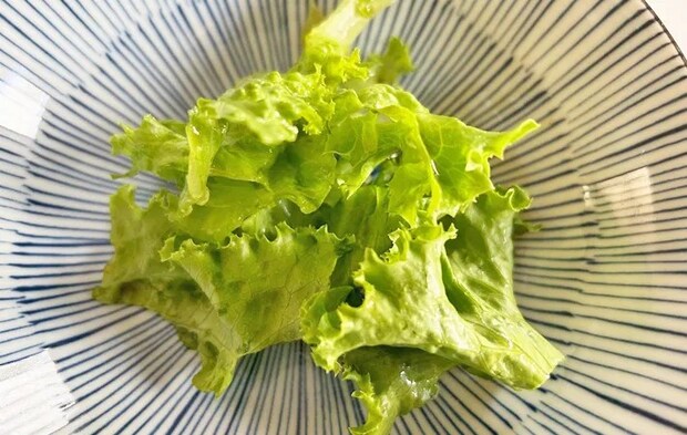 ざるとボウルで野菜の水切りをした写真