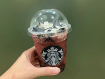 スタバのハロウィン新作は、まさかの『アサイー味』　黒猫をイメージしたビジュアルが魅惑的で…