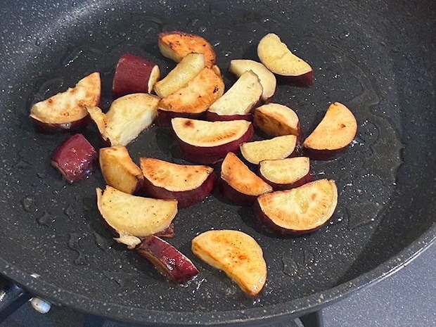 フライパンで焼きあがるサツマイモの写真（撮影：grape編集部）
