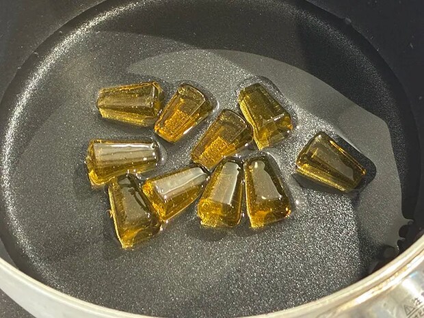 鍋に水と入れた黄金糖の写真（撮影：grape編集部）