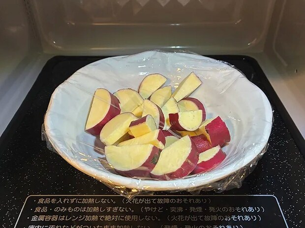 電子レンジの中のサツマイモの写真（撮影：grape編集部）