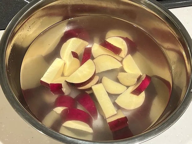 水にさらすサツマイモの写真（撮影：grape編集部）