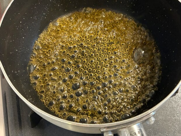 溶かした黄金糖の写真（撮影：grape編集部）