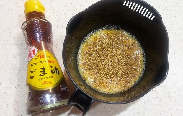 『プチプチごま卵焼き』を作る写真（撮影：エニママ）