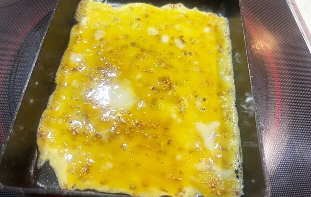 『プチプチごま卵焼き』を作る写真（撮影：エニママ）