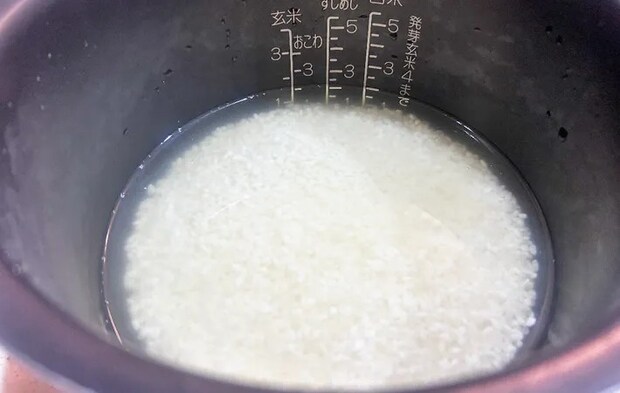 『カニめしもどき』を作る写真（撮影：エニママ）