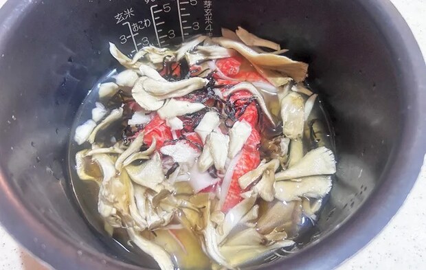 『カニめしもどき』を作る写真（撮影：エニママ）