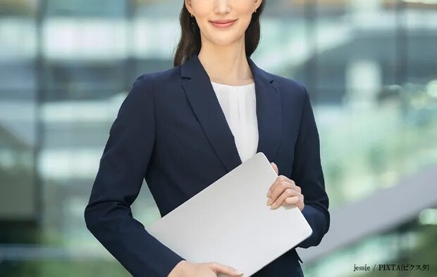 スーツを着た女性