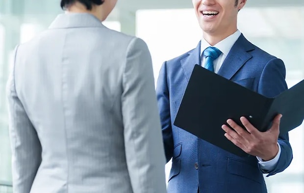 スーツを着た人