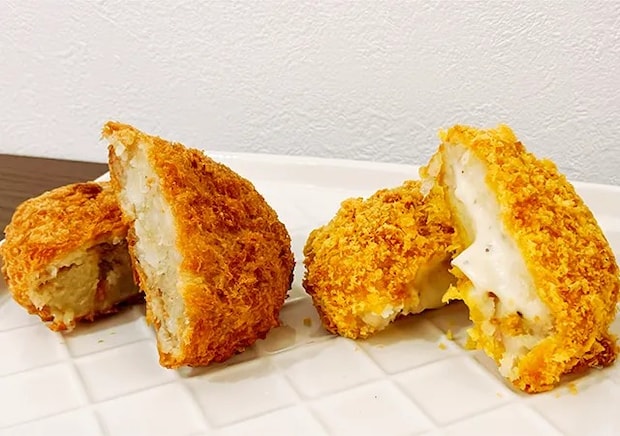 『北海道産じゃがいもの牛肉コロッケ』と『とろっとあふれるチーズコロッケ』（撮影：grape編集部）