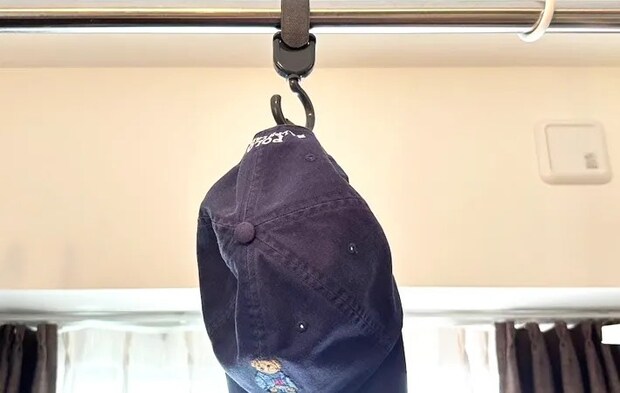 ダイソー『ベビーカーフック』の使用写真（撮影：キジカク）