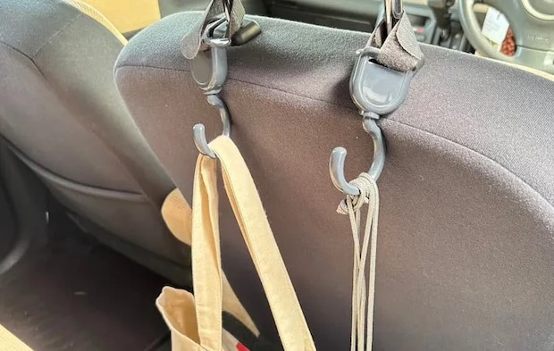 ダイソー『ベビーカーフック』の使用写真（撮影：キジカク）