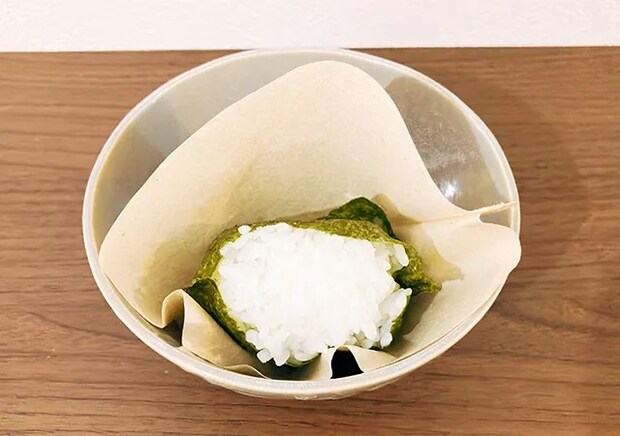 コーヒーフィルターとおにぎり（撮影：grape編集部）