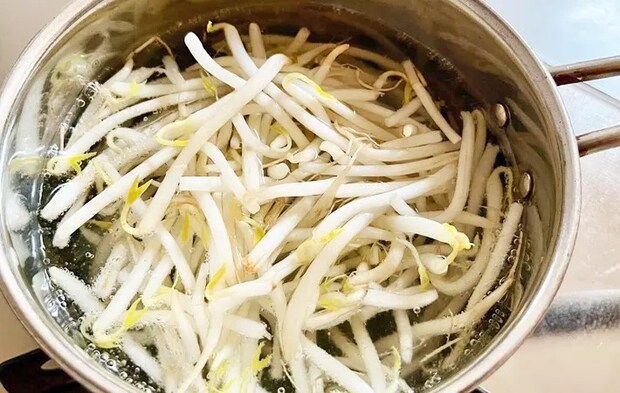 『混ぜ込みもやしナムル』を作る写真（撮影：エニママ）