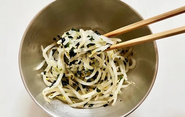 『混ぜ込みもやしナムル』を作る写真（撮影：エニママ）