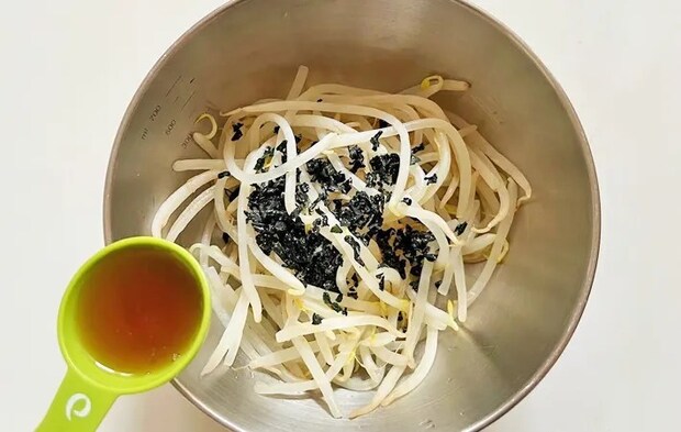 『混ぜ込みもやしナムル』を作る写真（撮影：エニママ）