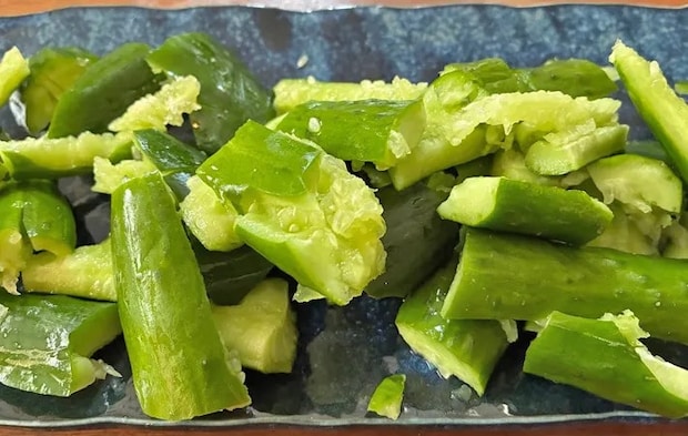 『松茸の味お吸いもののきゅうり漬け』を作る写真（撮影：エニママ）