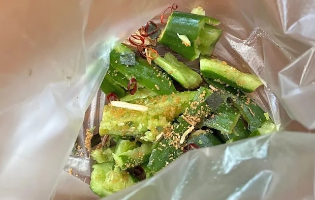 『松茸の味お吸いもののきゅうり漬け』を作る写真（撮影：エニママ）