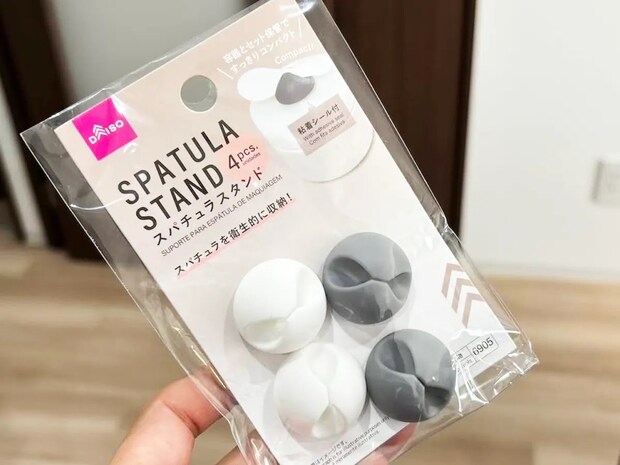 貼るだけでラク家事＆整理整頓！　ダイソー『スパチュラスタンド』の使い方に「最高すぎる」