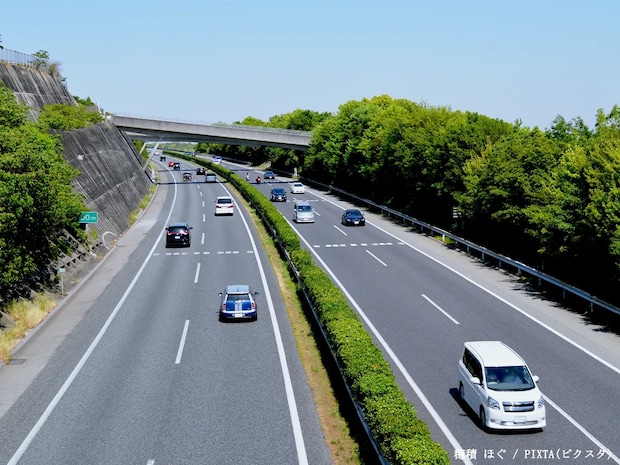 「あそこでどうやって手入れしてるの？」　高速道路に植木がある理由