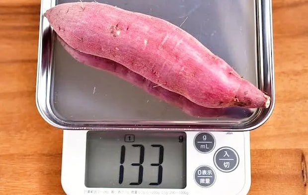 サツマイモを測る写真（撮影：小泉明代）