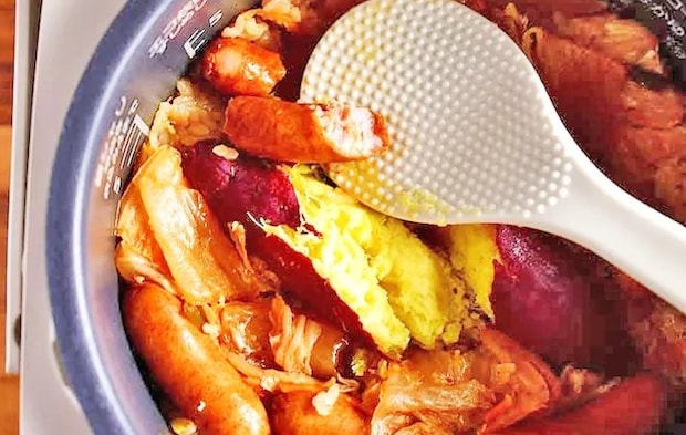 『サツマイモとウインナーとキムチの炊き込みご飯』を作る写真（撮影：小泉明代）