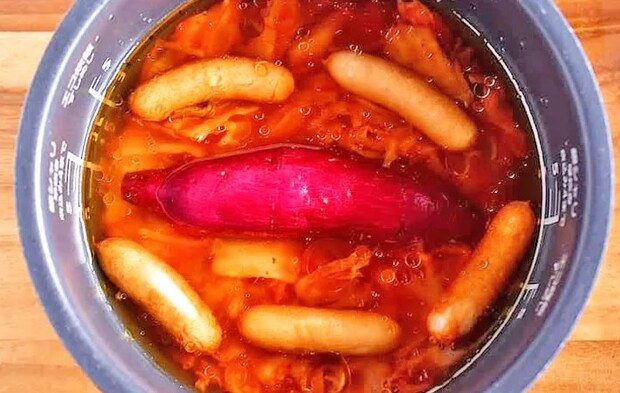 『サツマイモとウインナーとキムチの炊き込みご飯』を作る写真（撮影：小泉明代）