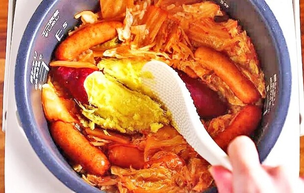 『サツマイモとウインナーとキムチの炊き込みご飯』を作る写真（撮影：小泉明代）