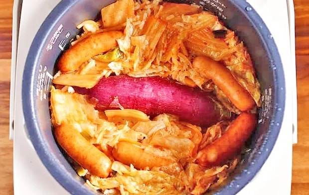 『サツマイモとウインナーとキムチの炊き込みご飯』を作る写真（撮影：小泉明代）