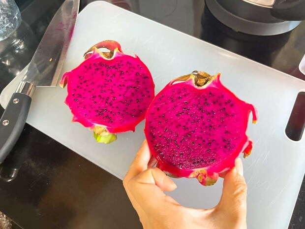 「食べる時には気を付けて」　ドラゴンフルーツを半分に切ったら、中が想像と違って？