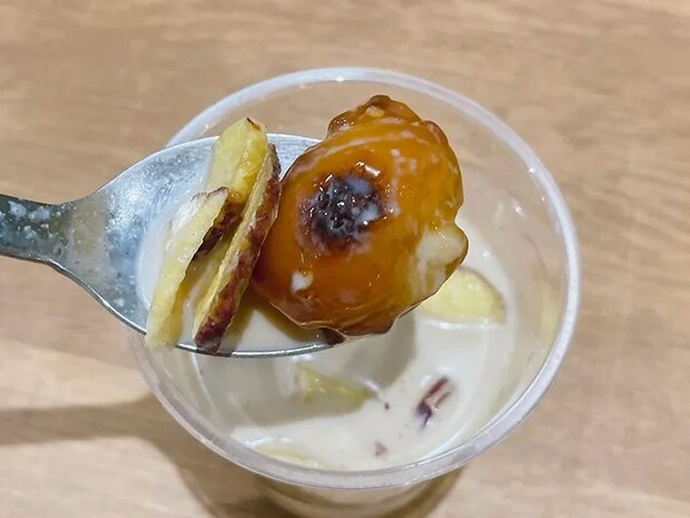 アレンジしたキャラメルラテの写真（撮影：grape編集部）