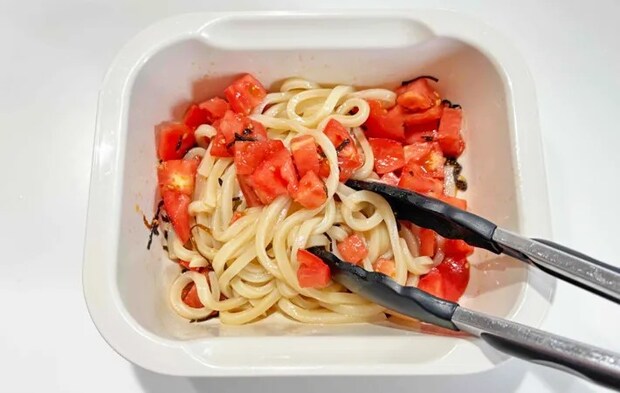 『こくうまうどん』を作る写真（撮影：エニママ）