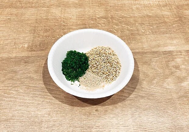 『ほんだし』、いり白ゴマ、青のり粉（撮影：grape編集部）