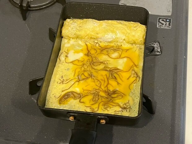 卵液にスプーン2杯、混ぜたのは？　意外な食材にビックリ！【玉子焼きレシピ】
