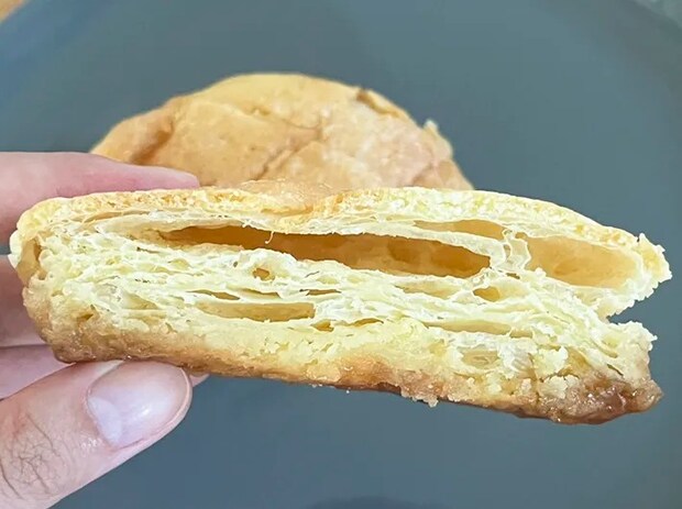 『デニッシュメロンパン×クイニーアマン』の写真（撮影：grape編集部）