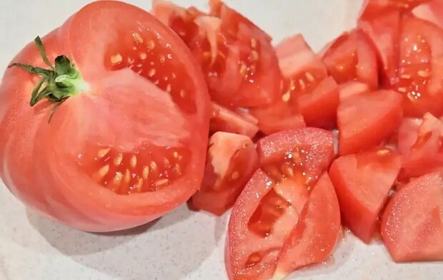 カットされたトマト