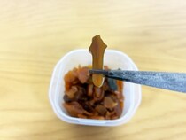 福神漬けの中に混ざってる『勇者の剣』みたいなコレ何？　正体に「知らずに食べてた」