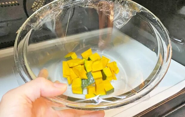 『やみつき！無限かぼちゃ』を作る写真（撮影：エニママ）