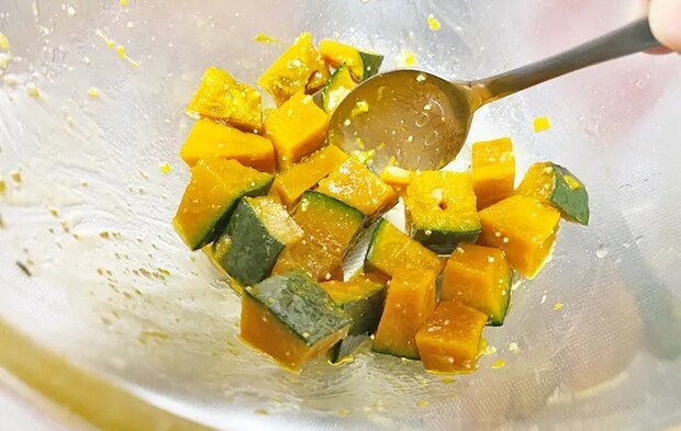 『やみつき！無限かぼちゃ』を作る写真（撮影：エニママ）