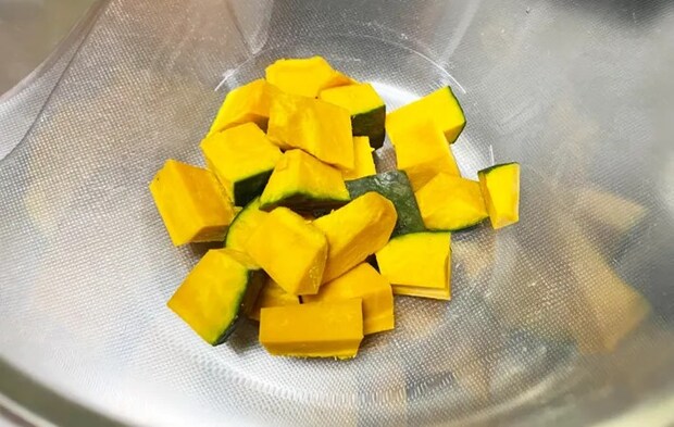 『やみつき！無限かぼちゃ』を作る写真（撮影：エニママ）