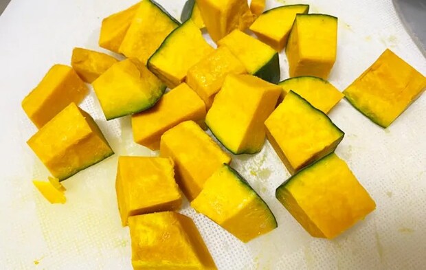 『やみつき！無限かぼちゃ』を作る写真（撮影：エニママ）