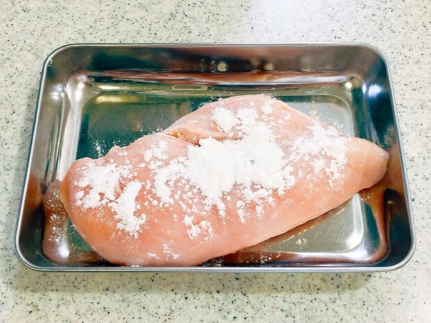 鶏むね肉は”紅茶のティーバッグ”と蒸して！　驚くほどプリプリ柔らかくなる裏ワザ