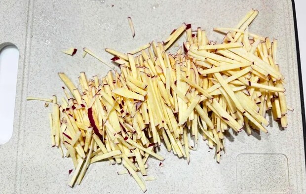 『サツマイモのガレット』を作る写真（撮影：エニママ）